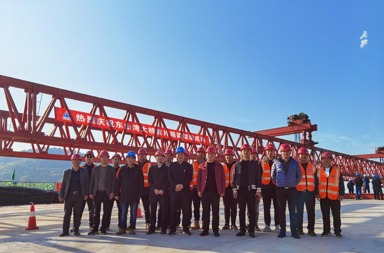 靳江河西岸（含东山湾路）综合整治工程EPC项目桥梁工程首片预制35米箱梁架设完成